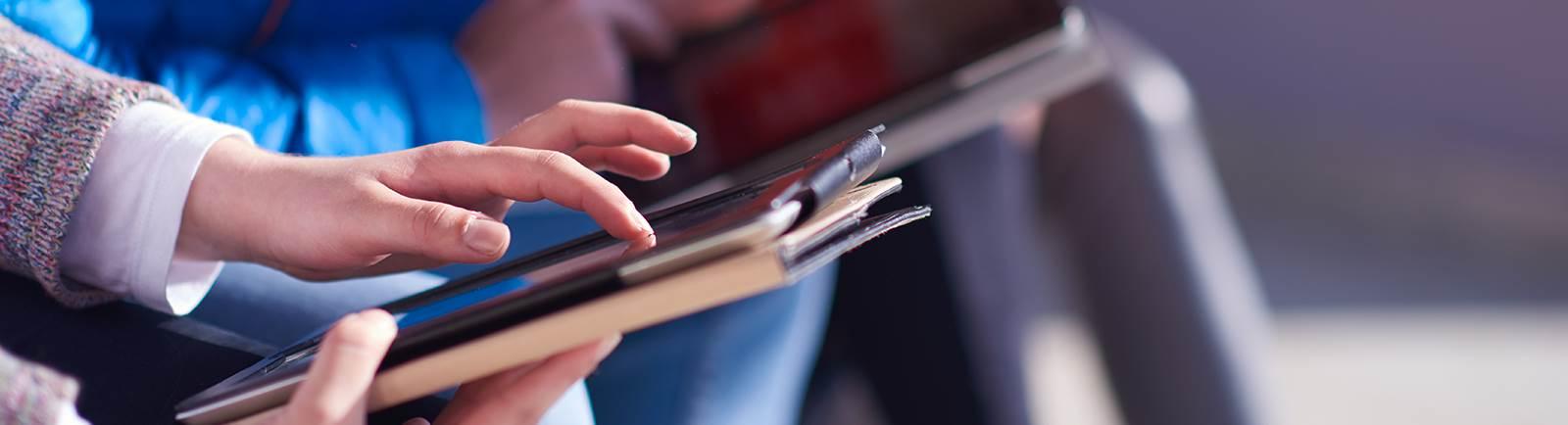 DL (100% online). Close up of a hand on a tablet