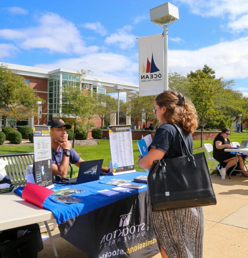 Student talking to Stockton representative at 365球赛平台 Transfer Fair